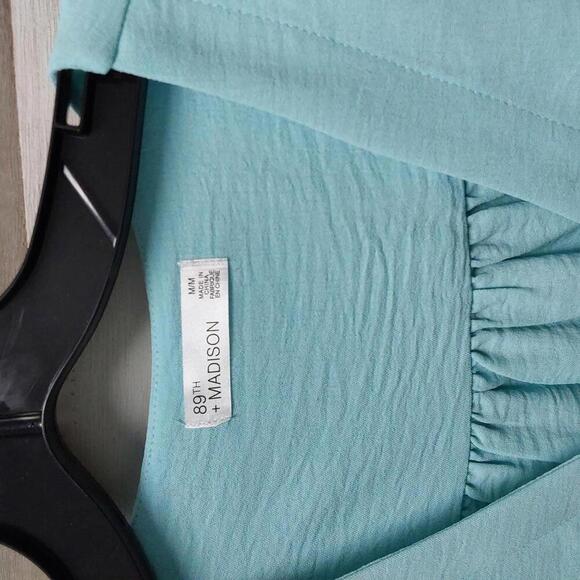 Elegant Loose Fit V-Neck Button-Up Blouse | 89th & Madison | M - Picture 5 of 9